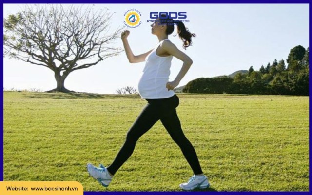 Hướng dẫn tư thế đi bộ chuẩn cho mẹ bầu để tránh đau lưng